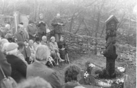 Paminklo atidengimo iškilmės Rasose 1987 spalio 17 d.